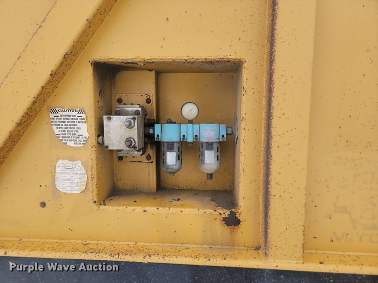 image for item LA9563 1997 Ranch Manufacturing bottom dump trailer