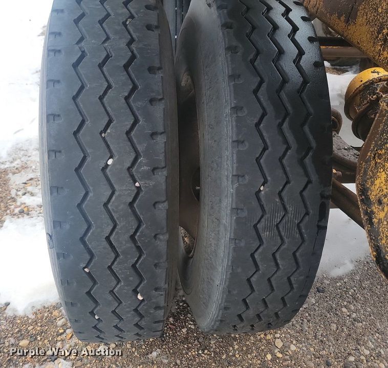 image for item LA9563 1997 Ranch Manufacturing bottom dump trailer