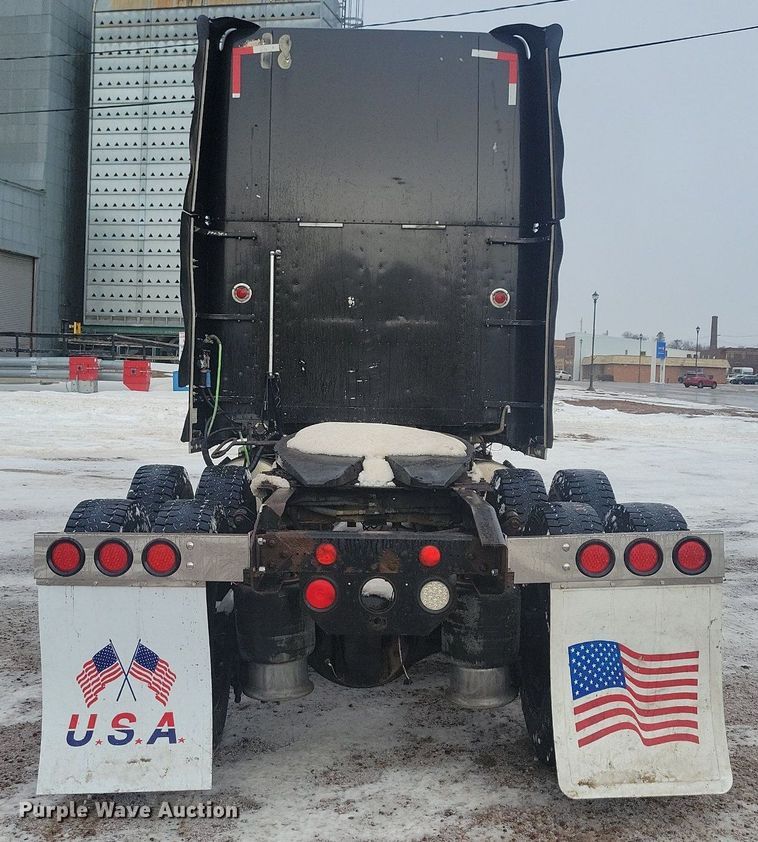 image for item LC9793 2005 Freightliner  FLD132 semi truck