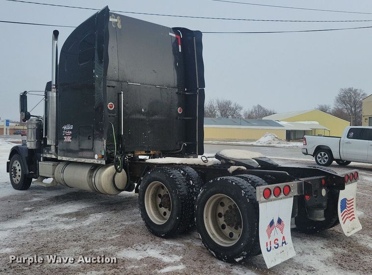 image for item LC9793 2005 Freightliner  FLD132 semi truck