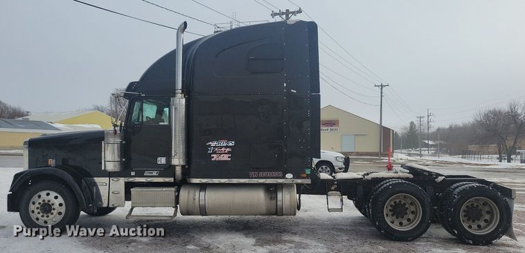 image for item LC9793 2005 Freightliner  FLD132 semi truck