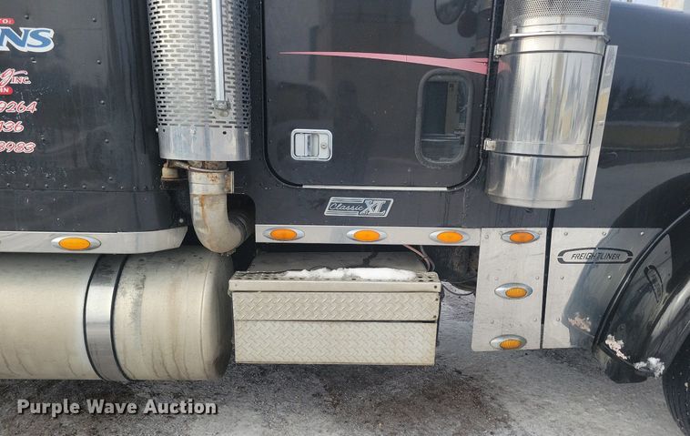 image for item LC9793 2005 Freightliner  FLD132 semi truck