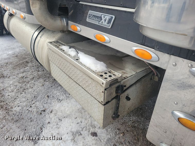 image for item LC9793 2005 Freightliner  FLD132 semi truck