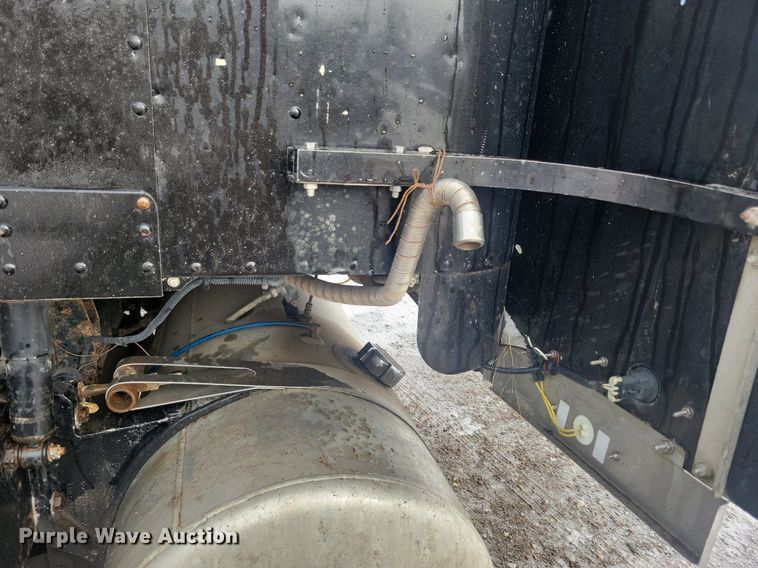 image for item LC9793 2005 Freightliner  FLD132 semi truck