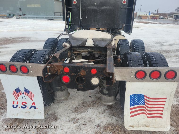 image for item LC9793 2005 Freightliner  FLD132 semi truck