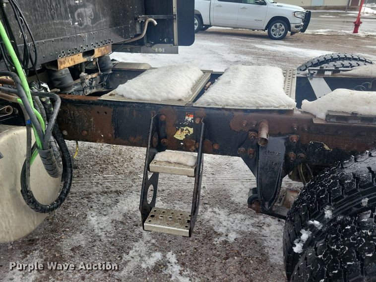 image for item LC9793 2005 Freightliner  FLD132 semi truck