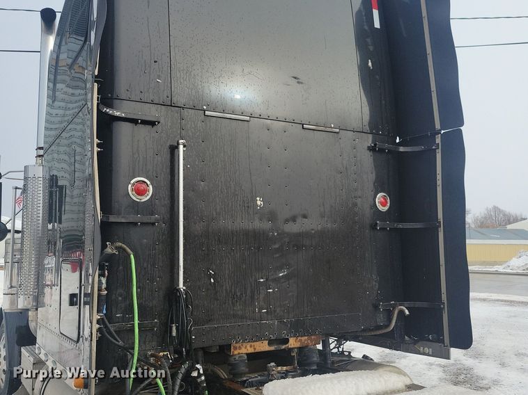 image for item LC9793 2005 Freightliner  FLD132 semi truck