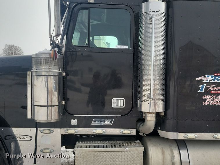 image for item LC9793 2005 Freightliner  FLD132 semi truck