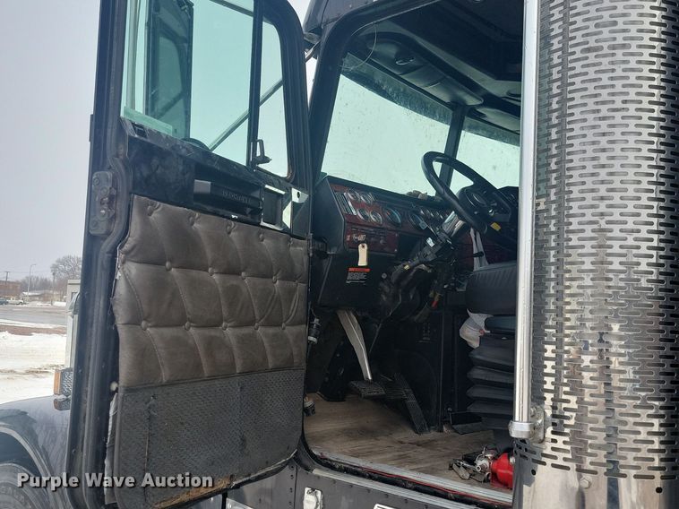 image for item LC9793 2005 Freightliner  FLD132 semi truck