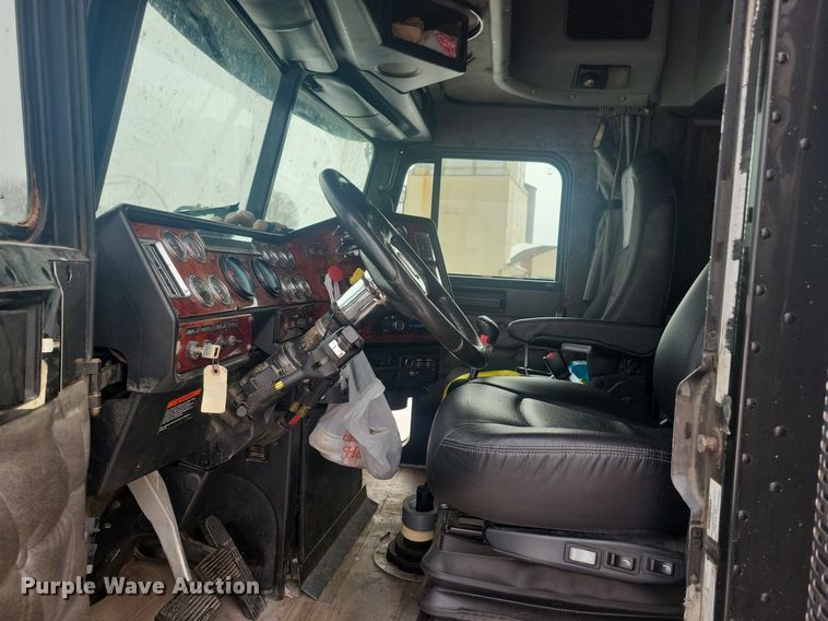 image for item LC9793 2005 Freightliner  FLD132 semi truck