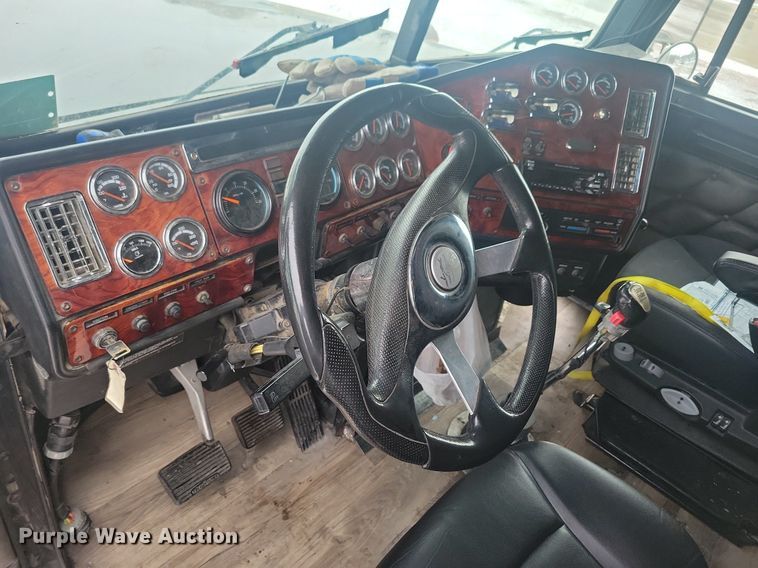 image for item LC9793 2005 Freightliner  FLD132 semi truck