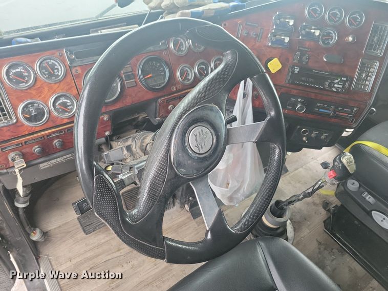 image for item LC9793 2005 Freightliner  FLD132 semi truck