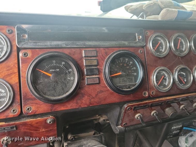 image for item LC9793 2005 Freightliner  FLD132 semi truck