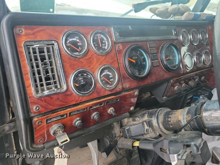 image for item LC9793 2005 Freightliner  FLD132 semi truck