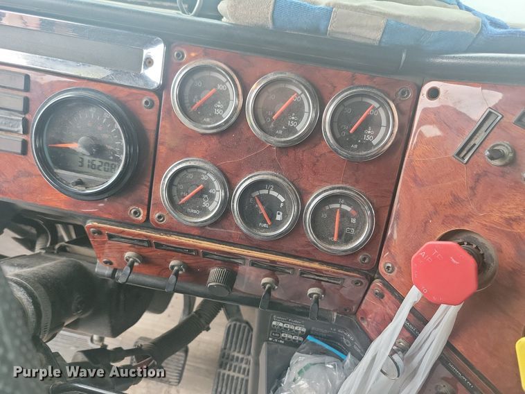 image for item LC9793 2005 Freightliner  FLD132 semi truck