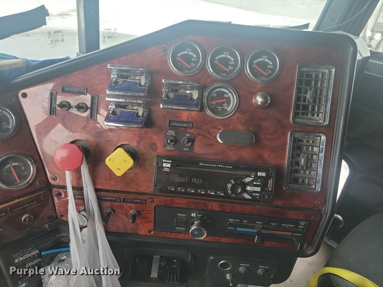 image for item LC9793 2005 Freightliner  FLD132 semi truck