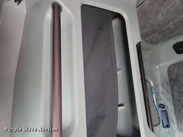 image for item LC9793 2005 Freightliner  FLD132 semi truck