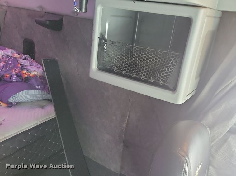 image for item LC9793 2005 Freightliner  FLD132 semi truck