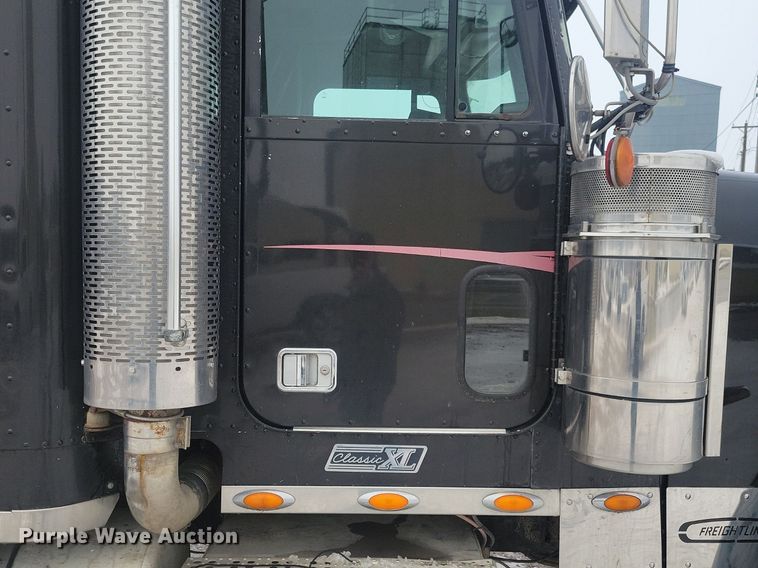 image for item LC9793 2005 Freightliner  FLD132 semi truck