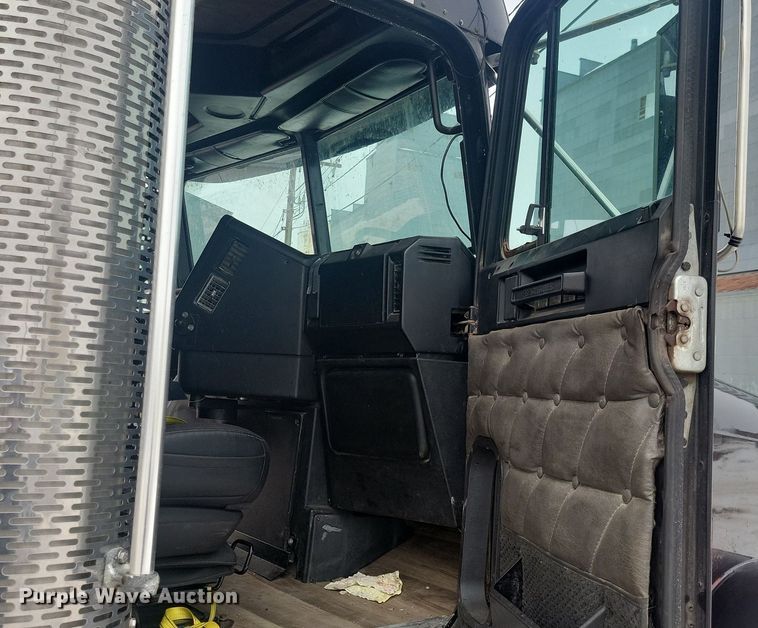 image for item LC9793 2005 Freightliner  FLD132 semi truck