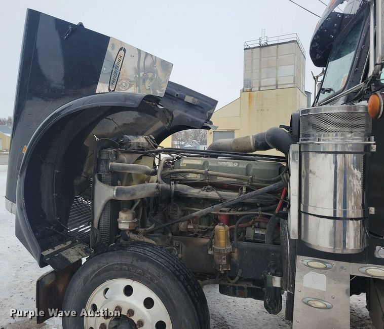 image for item LC9793 2005 Freightliner  FLD132 semi truck