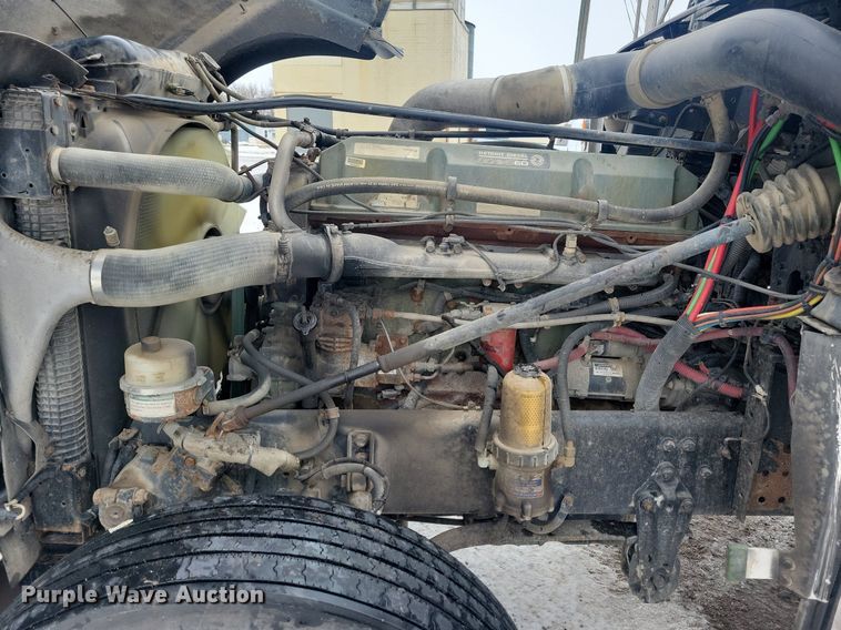 image for item LC9793 2005 Freightliner  FLD132 semi truck