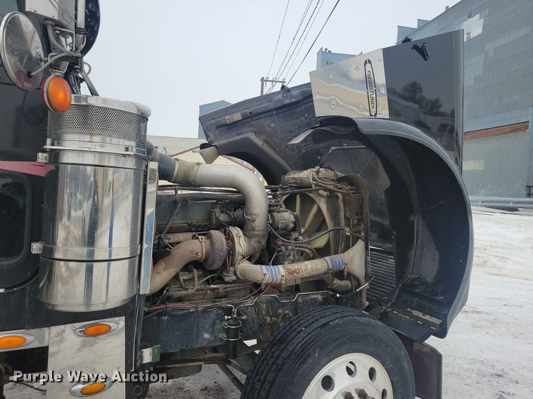 image for item LC9793 2005 Freightliner  FLD132 semi truck