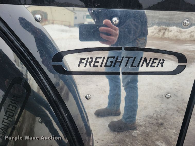 image for item LC9793 2005 Freightliner  FLD132 semi truck