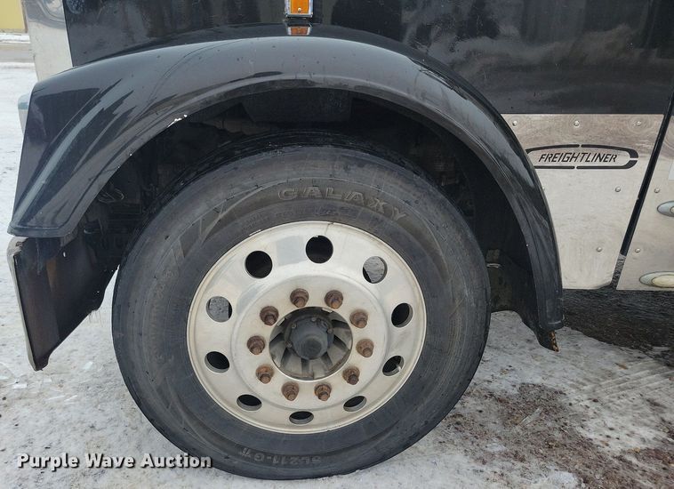 image for item LC9793 2005 Freightliner  FLD132 semi truck