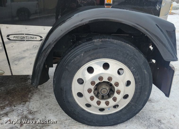 image for item LC9793 2005 Freightliner  FLD132 semi truck