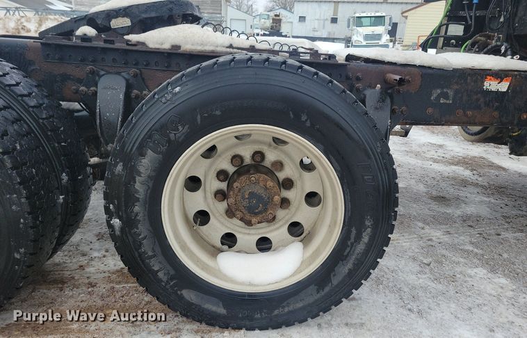 image for item LC9793 2005 Freightliner  FLD132 semi truck