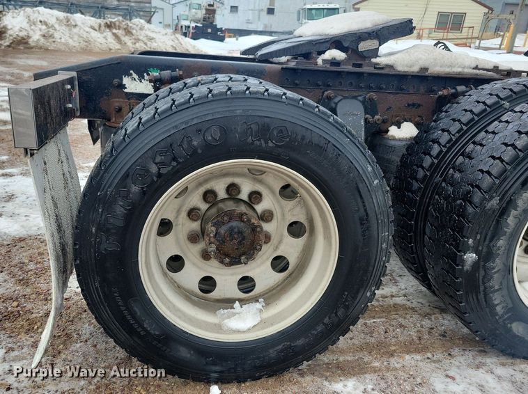 image for item LC9793 2005 Freightliner  FLD132 semi truck