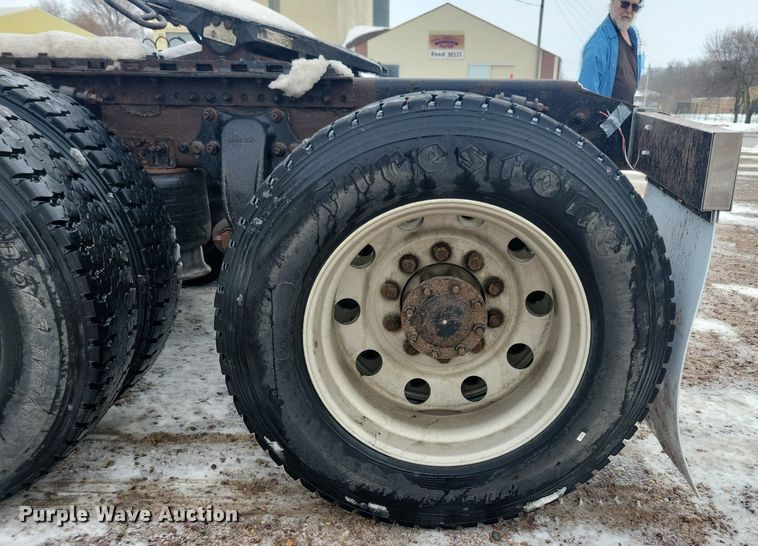 image for item LC9793 2005 Freightliner  FLD132 semi truck