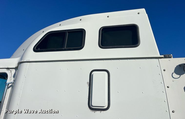 image for item LD9943 2007 International  9400i semi truck