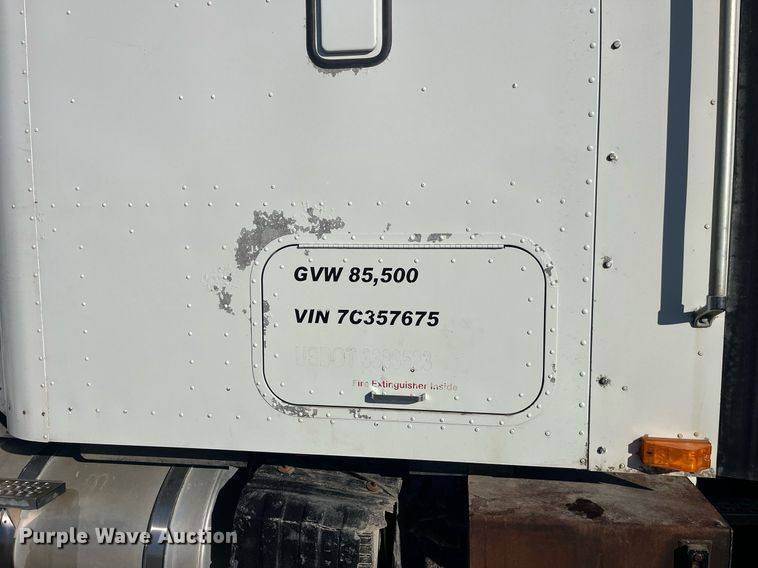 image for item LD9943 2007 International  9400i semi truck