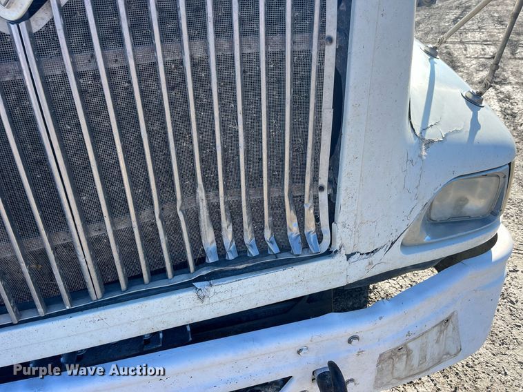 image for item LD9943 2007 International  9400i semi truck