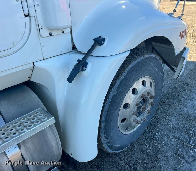 image for item LD9943 2007 International  9400i semi truck