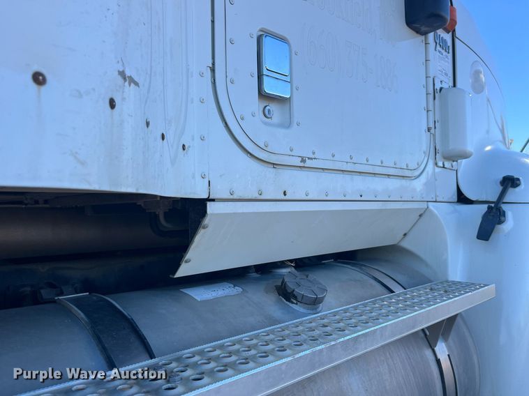 image for item LD9943 2007 International  9400i semi truck