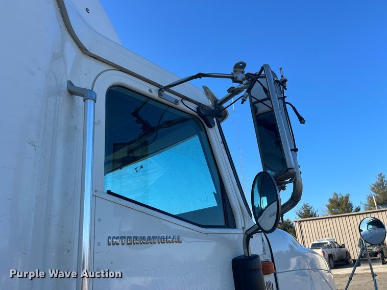 image for item LD9943 2007 International  9400i semi truck