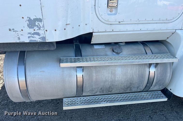 image for item LD9943 2007 International  9400i semi truck