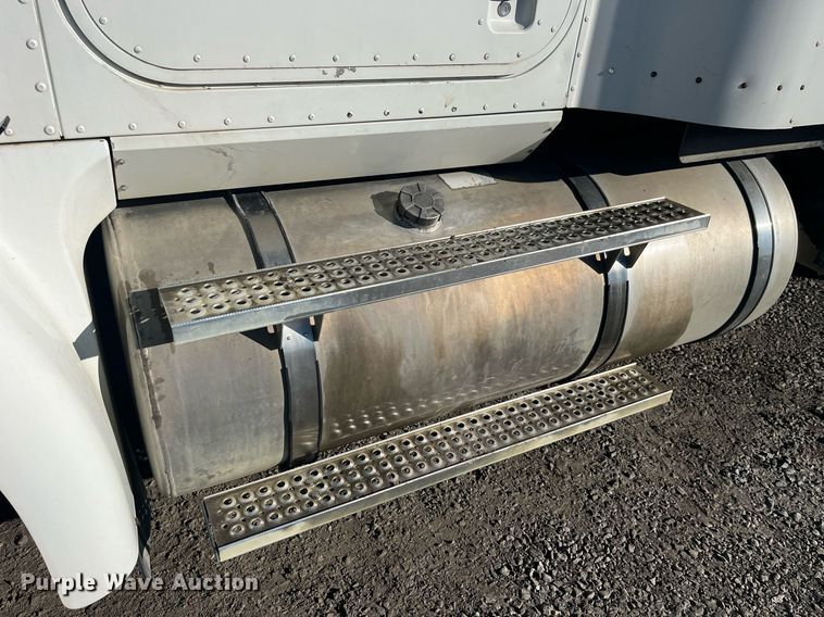 image for item LD9943 2007 International  9400i semi truck