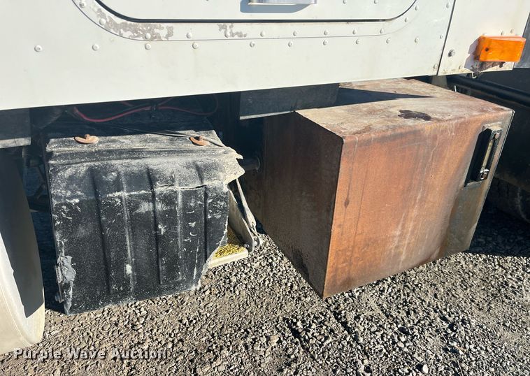 image for item LD9943 2007 International  9400i semi truck