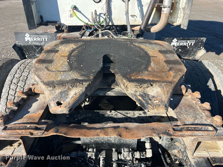 image for item LD9943 2007 International  9400i semi truck