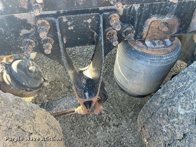 image for item LD9943 2007 International  9400i semi truck