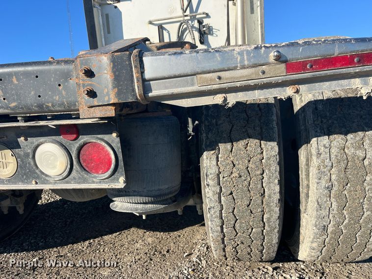 image for item LD9943 2007 International  9400i semi truck