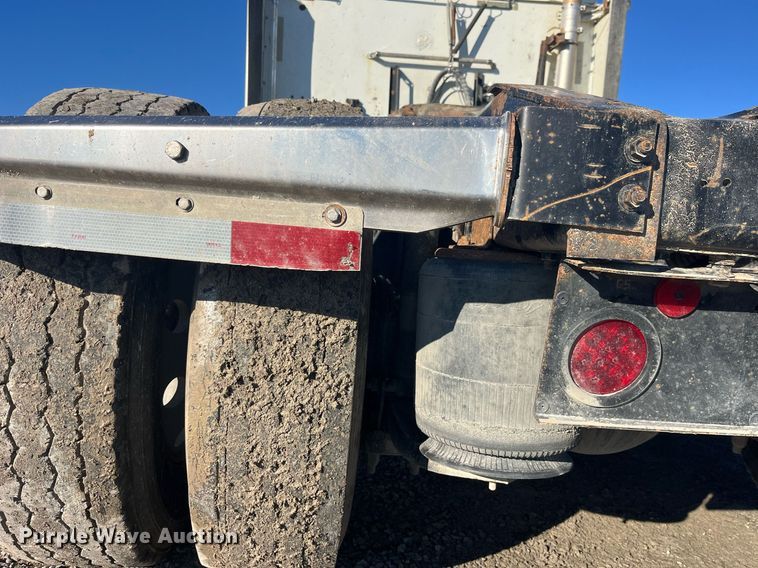 image for item LD9943 2007 International  9400i semi truck