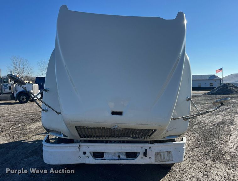 image for item LD9943 2007 International  9400i semi truck