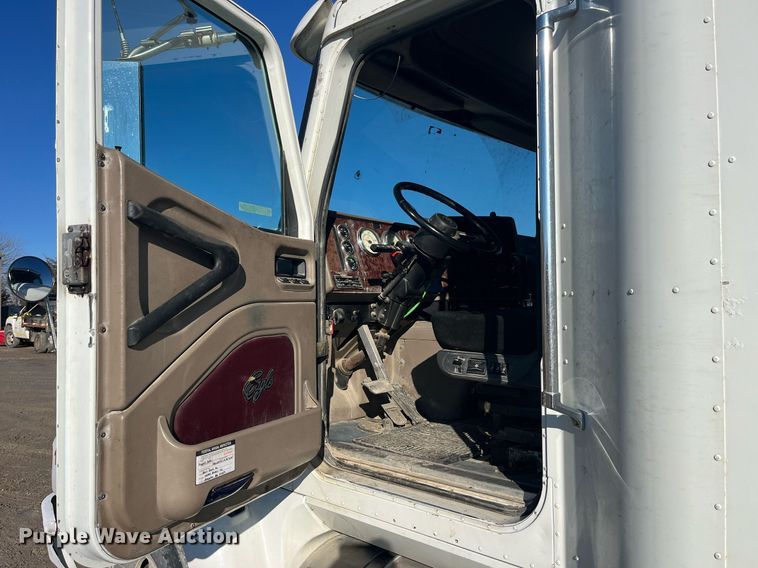 image for item LD9943 2007 International  9400i semi truck