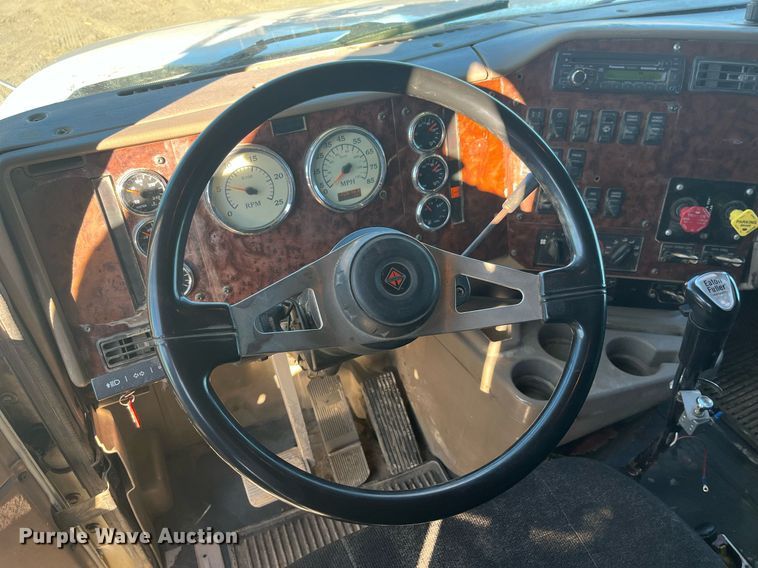 image for item LD9943 2007 International  9400i semi truck