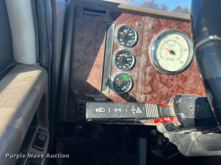 image for item LD9943 2007 International  9400i semi truck